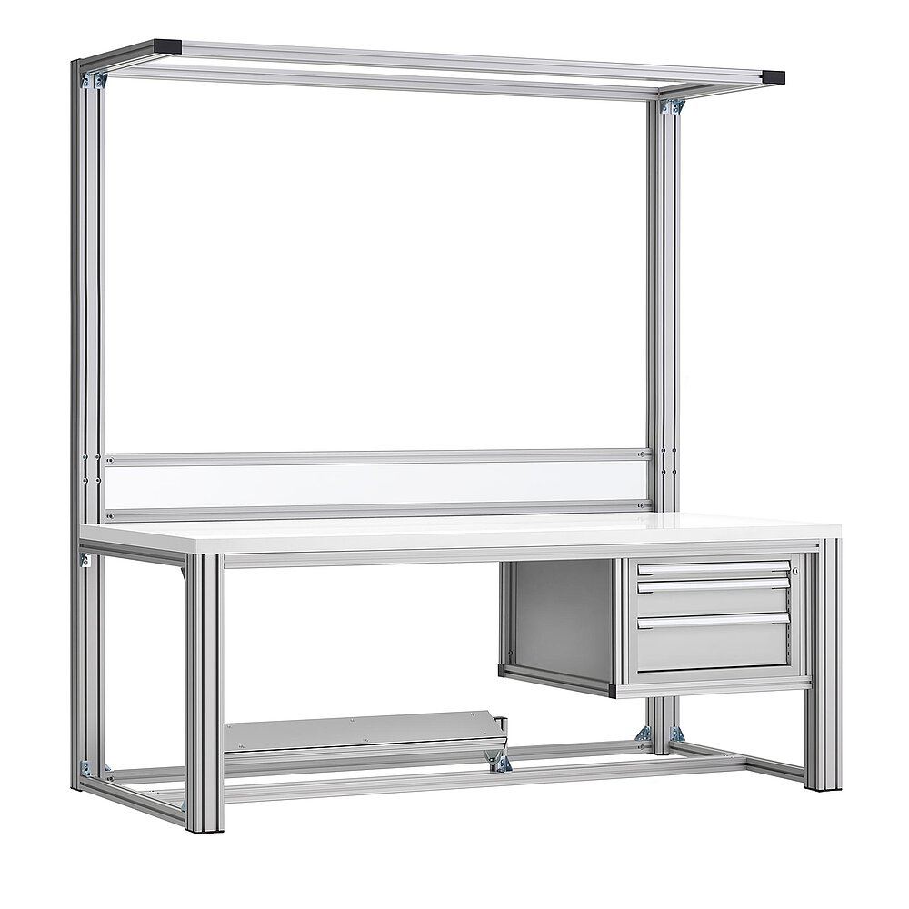 ein Montagearbeitsplatz aus Aluminiumprofil ohne Räder, mit weißer Tischplatte, im Winkel verstellbarer Fußstütze und Einbauschublade mit drei Auszügen, freigestellt auf weißem Hintergrund