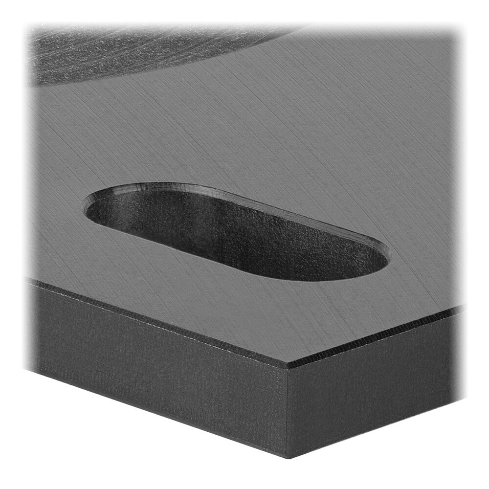 die Nahaufnahme des Langloches einer schwarzen Befestigungsplatte aus gefrästem Kunststoff für Nivellierelemente, freigestellt auf weißem Hintergrund