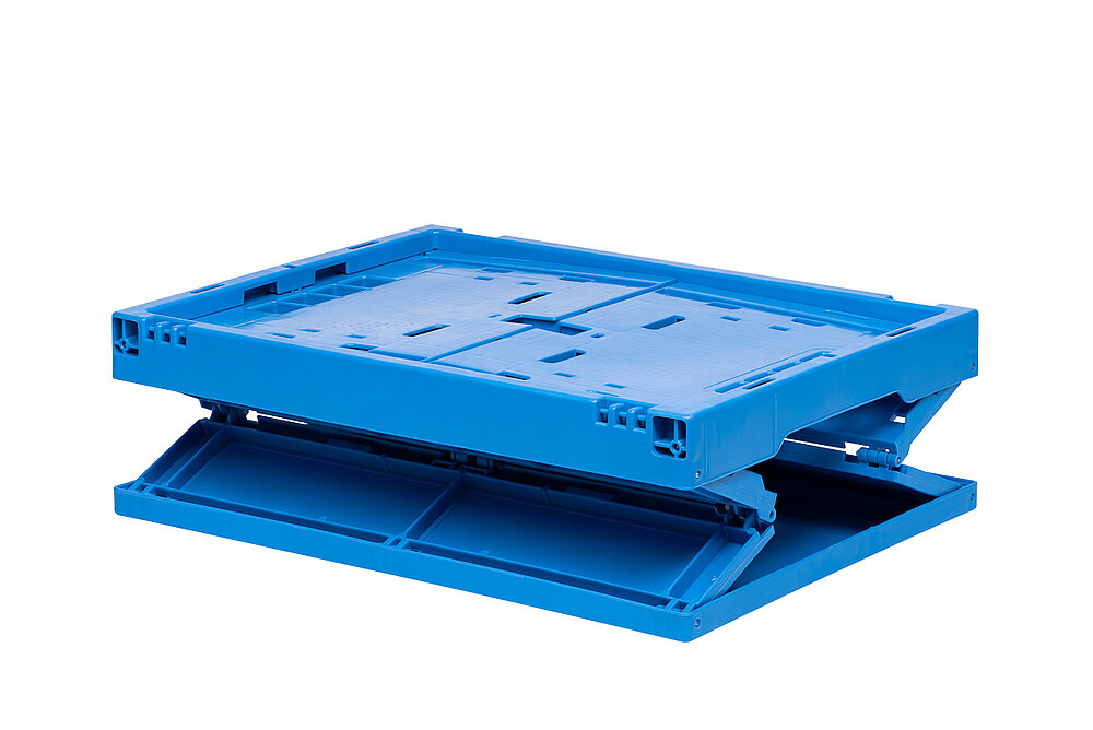 eine blaue Faltbox aus Kunststoff mit zu zwei Dritteln eingeklappten Längsseiten, freigestellt auf weißem Hintergrund